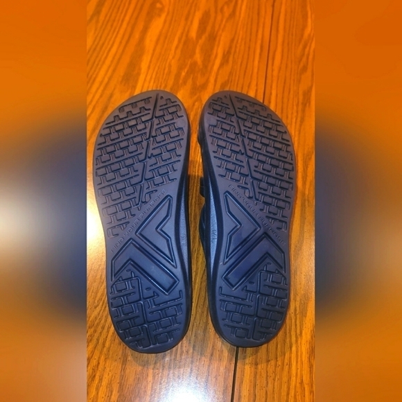 Telic women's size 10 or men's size 9 Mallory slides. - Picture 4 of 7